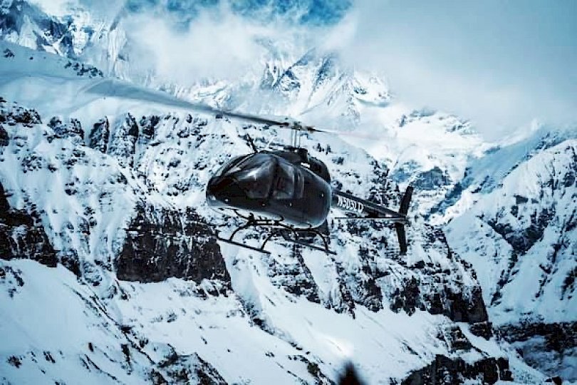 Hubschrauber vor Berge
