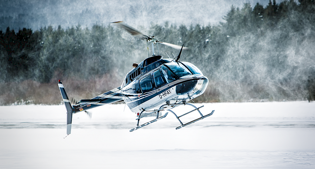 Hubschrauber landet im Schnee