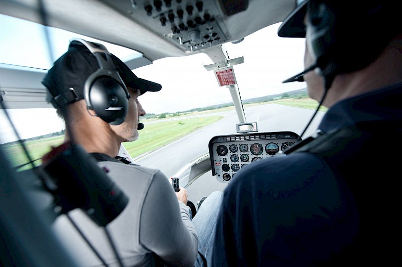 Schulterblick zwei Piloten im Cockpit eines Hubschraubers