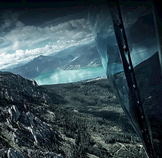 Ausblick vom Hubschrauber auf Berge und See