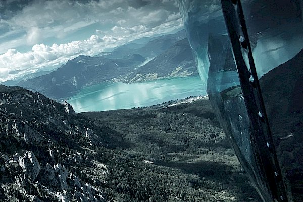 Ausblick aus Hubschrauber auf Berge und Seen